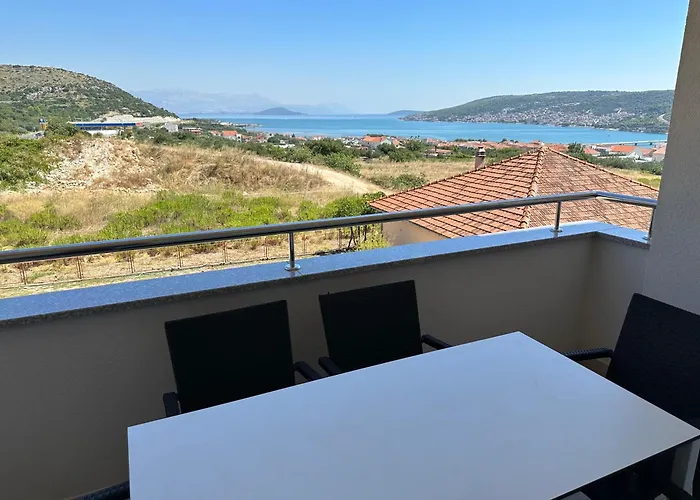 Hill Διαμέρισμα Τρογκίρ